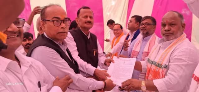 मंत्री के दुद्धी आगमन पर बार एसोसिएशनों ने सौंपा ज्ञापन, घूसखोर लेखपालों पर कार्रवाई से लेकर न्यायालय परिसर में सुविधाओं की मांग 
