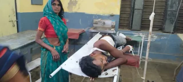 नशे में धूत युवकों की बाइक अनियंत्रित, दो घायल ,एक को जिला अस्पताल रेफर
