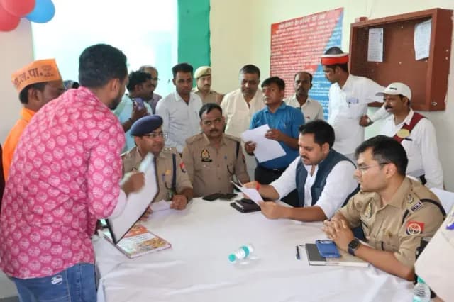 ओबरा थाना दिवस में डीएम व एसपी ने सुनीं जनशिकायतें, त्वरित व निष्पक्ष निस्तारण के दिए निर्देश