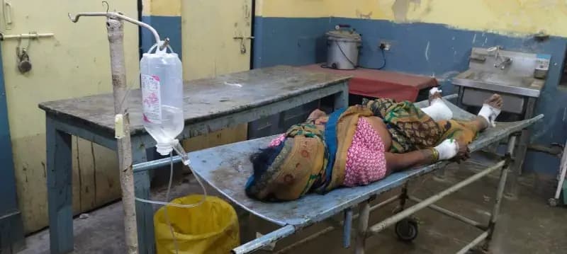 सड़क पार कर रही महिला को बाइक ने मारी जोरदार टक्कर, पैर टूटा, जिला अस्पताल रेफर