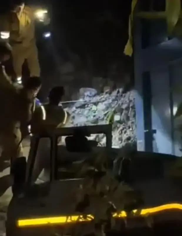 खाई में गिरा ट्रेलर, केबिन में फंसे चालक की मौत, गैस कटर से निकाला शव 