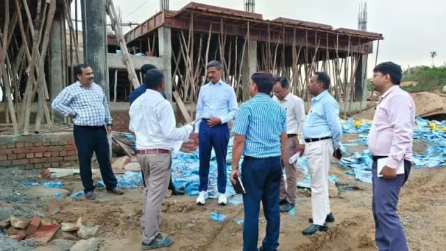 मंडलायुक्त ने ग्राम्य विकास संस्थान के निर्माण कार्यों का किया निरीक्षण, धीमी प्रगति पर जताई नाराजगी