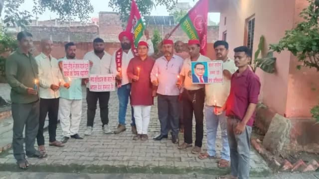 पेपर लीक में जान गंवाने वाले छात्रों को सपा कार्यकर्ताओं ने दी कैंडल श्रद्धांजलि, सरकार पर साधा निशाना