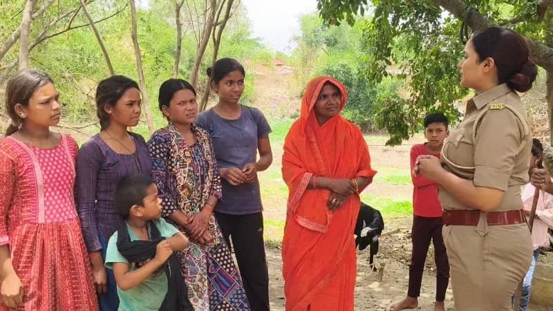 मिशन शक्ति 5.0 के तहत सोनभद्र पुलिस का जागरूकता अभियान तेज, महिलाओं को सुरक्षा, साइबर अपराध और आत्मरक्षा की दी जानकारी