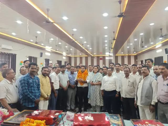 दुद्धी तहसील सभागार में एसडीएम निखिल यादव को भावुक विदाई, पत्नी सिविल जज शिवानी सिंह भी रहीं मौजूद