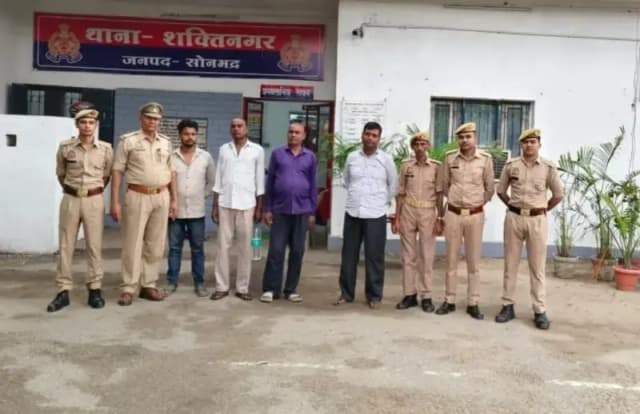 सोनभद्र पुलिस का ऑपरेशन वारंटी जारी, 4 अभियुक्त गिरफ्तार 
