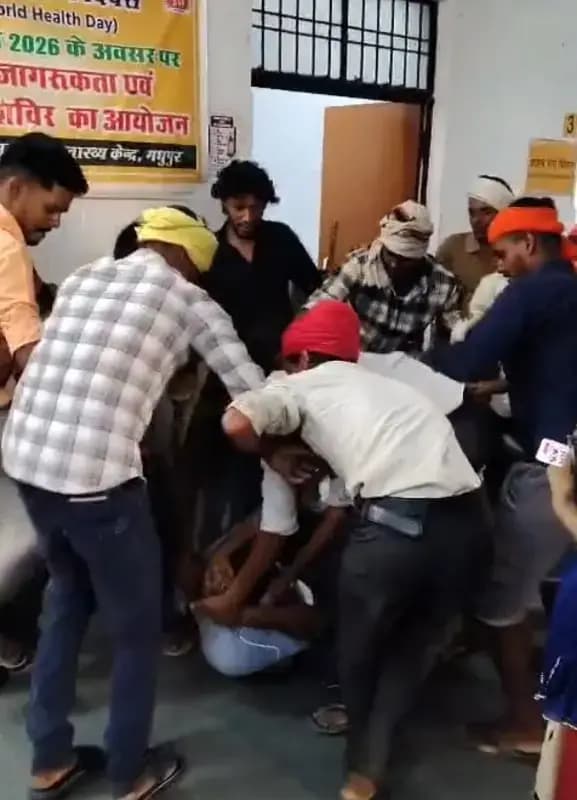 सामुदायिक स्वास्थ्य केंद्र में घुसकर अधीक्षक से मारपीट, रिकॉर्ड रजिस्टर फाड़ा; छह घायल

