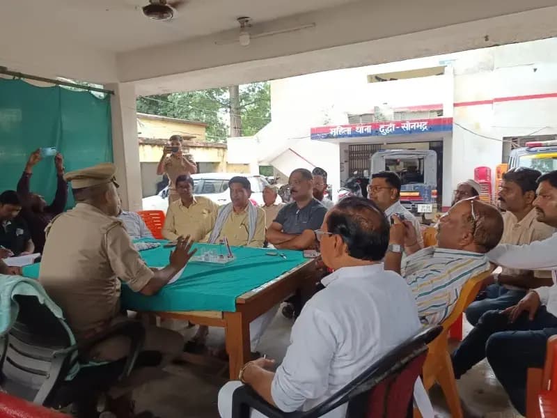 दुद्धी - श्रवण मास में त्यौहारों को लेकर पीस कमेटी की कस्बा थाना पर बैठक