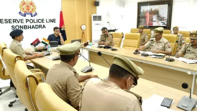 सोनभद्र: महिला सुरक्षा पर SP अभिषेक वर्मा सख्त; मिशन शक्ति केंद्रों की समीक्षा कर उत्कृष्ट कर्मियों को नवाजा