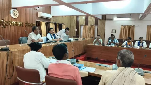 सोनभद्र में मतदेय स्थलों के पुनर्गठन की प्रक्रिया तेज, 1200 मतदाताओं के मानक पर होगा केंद्रों का पुनर्संभाजन