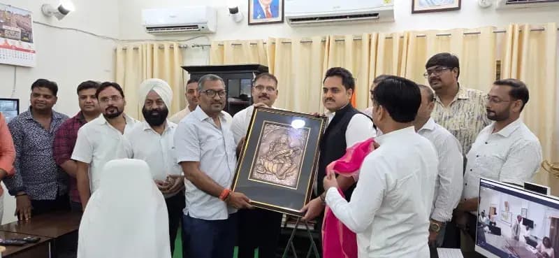 औद्योगिक क्षेत्र की स्थापना पर व्यापार संगठन ने डीएम का किया सम्मान, प्रदूषण, शिक्षा और नगर विकास समेत कई मुद्दे उठाए
