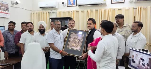 औद्योगिक क्षेत्र की स्थापना पर व्यापार संगठन ने डीएम का किया सम्मान, प्रदूषण, शिक्षा और नगर विकास समेत कई मुद्दे उठाए
