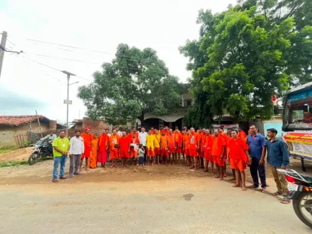 लिलासी से कांवड़ियों की बस देवघर के लिए रवाना, समिति ने जलपान व सुरक्षा को लेकर किया जागरूक. 