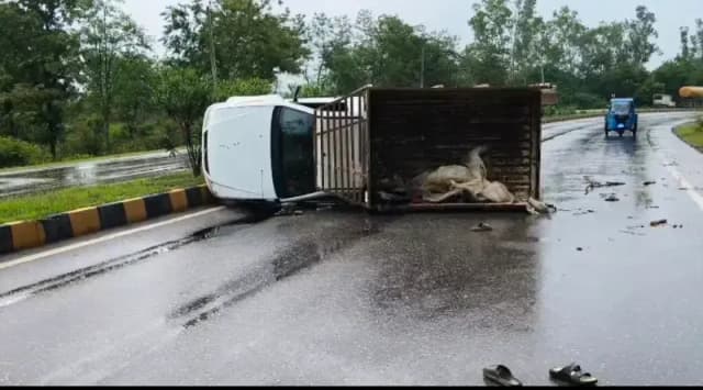 तेज रफ्तार पिकअप अनियंत्रित होकर पलटी, दो लोग घायल