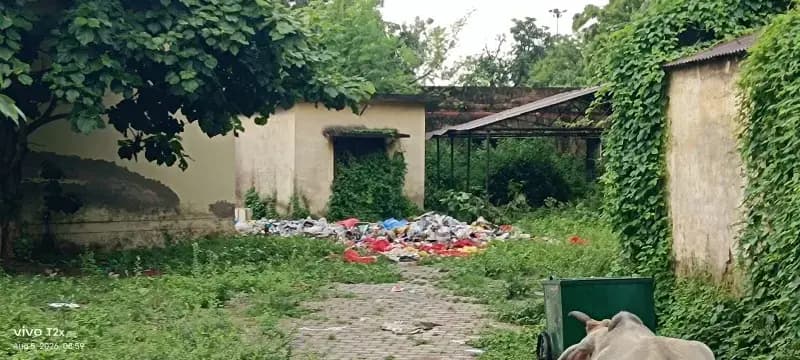 सामुदायिक स्वास्थ्य केंद्र दुद्धी के मुख्य गेट का बोर्ड , अस्पताल के आस - पास गन्दगी वर्षों से अस्पताल की दुर्दशा बयां कर रहा