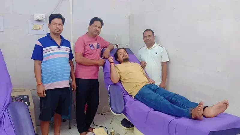 दिव्यांग महिला के लिए फरिश्ता बना युवक, रक्तदान कर बचाई जान