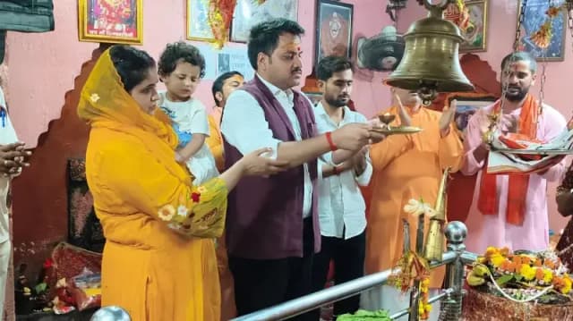 पंचमुखी महादेव मंदिर पहुंचकर जिलाधिकारी ने की पूजा-अर्चना
