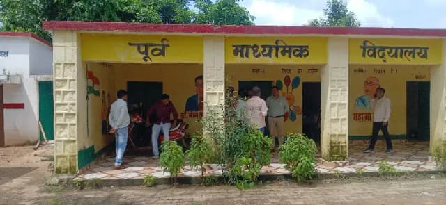 महुली के सरकारी विद्यालय में बदइंतजामी पर मजिस्ट्रेट की नजर, शौचालय गंदे तो पेयजल स्थल पर टोटी तक नहीं