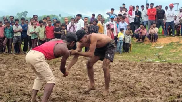 नाग पंचमी पर धनखोर में सजा भव्य दंगल, स्थानीय पहलवानों ने दिखाया दमखम।
