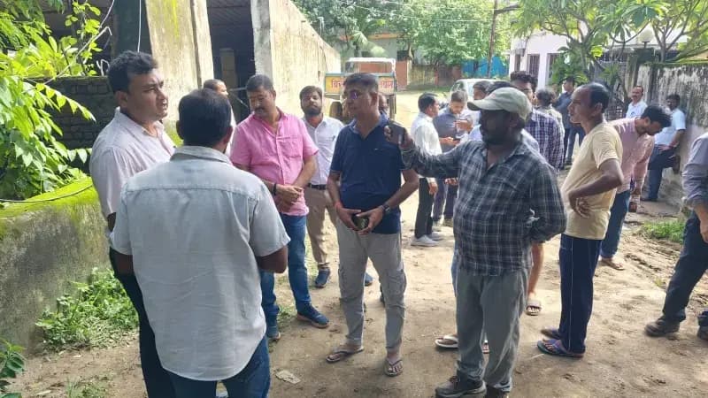 दुद्धी चुआ में बारिश से प्रभावित 120 परिवारों तक पहुंचाई जा रही राहत, JCB से मलबा हटाने का काम जारी