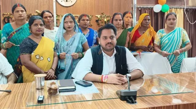राखी के जरिए आत्मनिर्भरता की डोर मजबूत कर रहीं सोनभद्र की समूह की महिलाएं