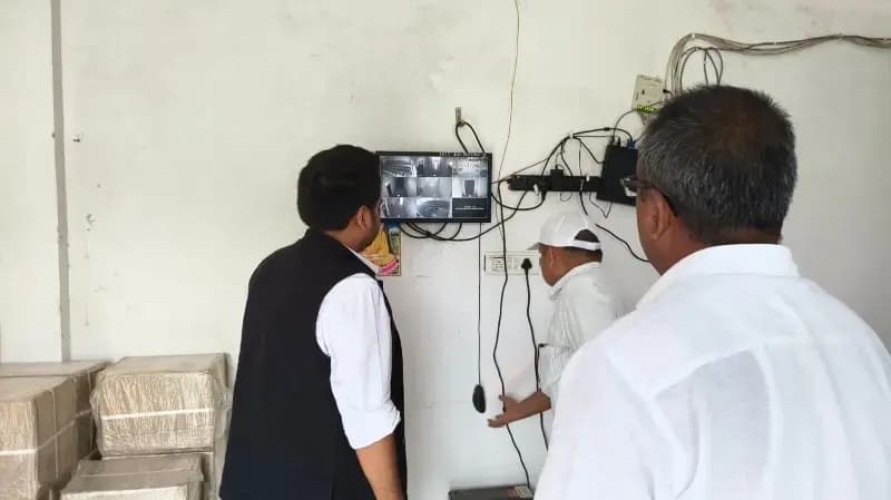 ईवीएम-वीवीपैट गोदाम का डीएम ने सीसीटीवी के जरिए किया निरीक्षण, सुरक्षा व्यवस्था के दिए निर्देश