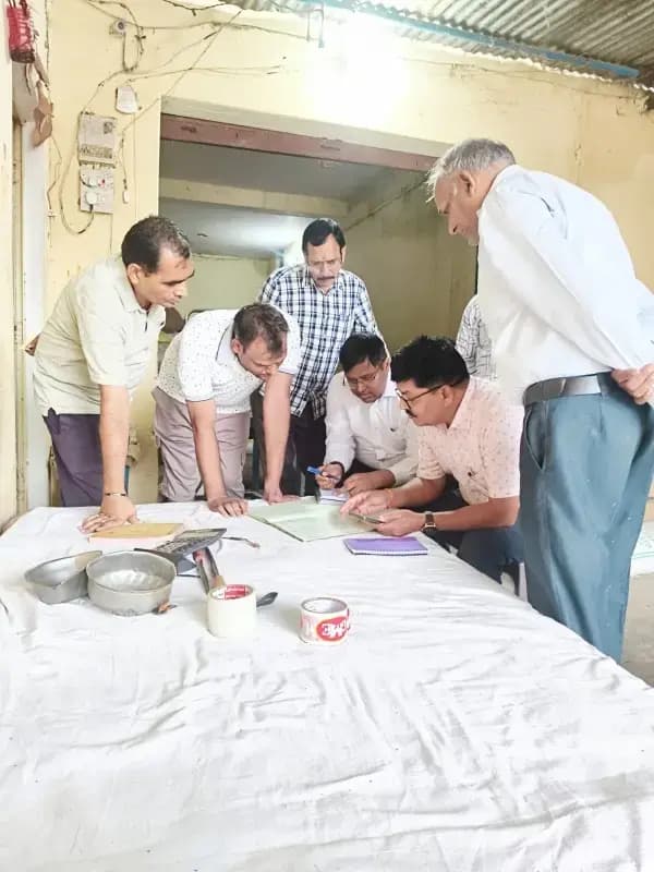 ओबरा-चोपन में चीनी स्टॉकिस्टों के प्रतिष्ठानों पर औचक जांच