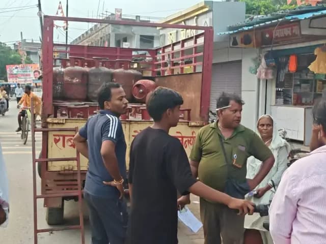 इण्डेन गैस की गाड़ी को बाजार में घेरा, उपभोक्ताओं ने लगाया सिलेंडर न देने का आरोप - घंटों हंगामा