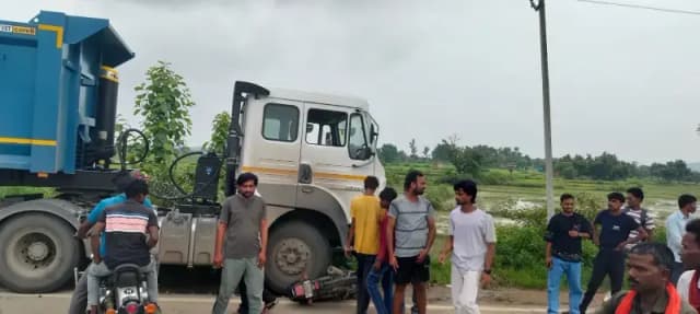 एनएच-39 पर बड़ा हादसा टला, हाईवा की चपेट में आने से बची तीन युवकों की जान