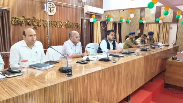 सड़कों के गड्ढे और आवारा पशुओं पर डीएम की सख्ती, अभियान चलाने के निर्देश