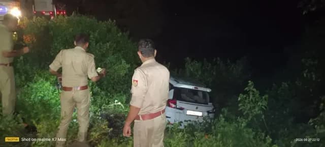 तेज रफ्तार आर्टिगा रेलवे फाटक से टकराकर गड्ढे में गिरी, चालक बाल-बाल बचा