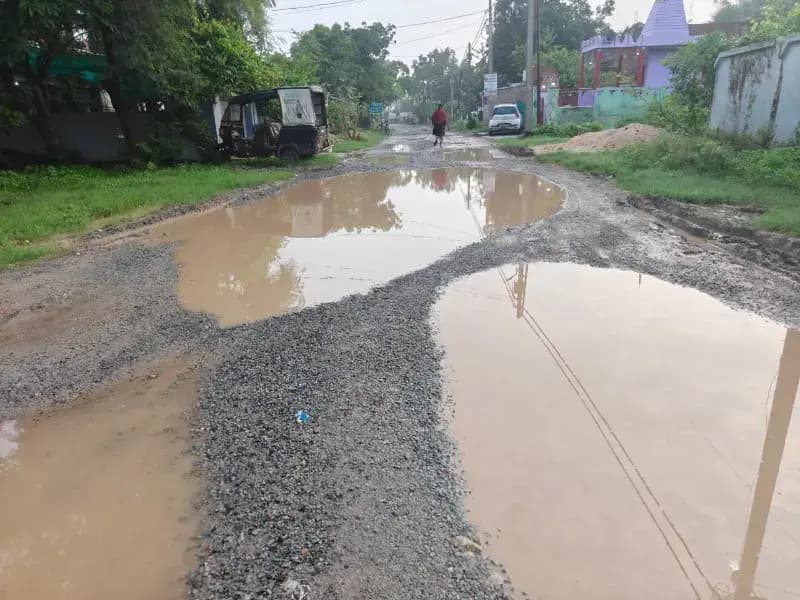दुर्घटना को दावत दे रही सड़क, बारिश के बाद तालाब में तब्दील हुआ चूर्क-रेलवे स्टेशन मार्ग