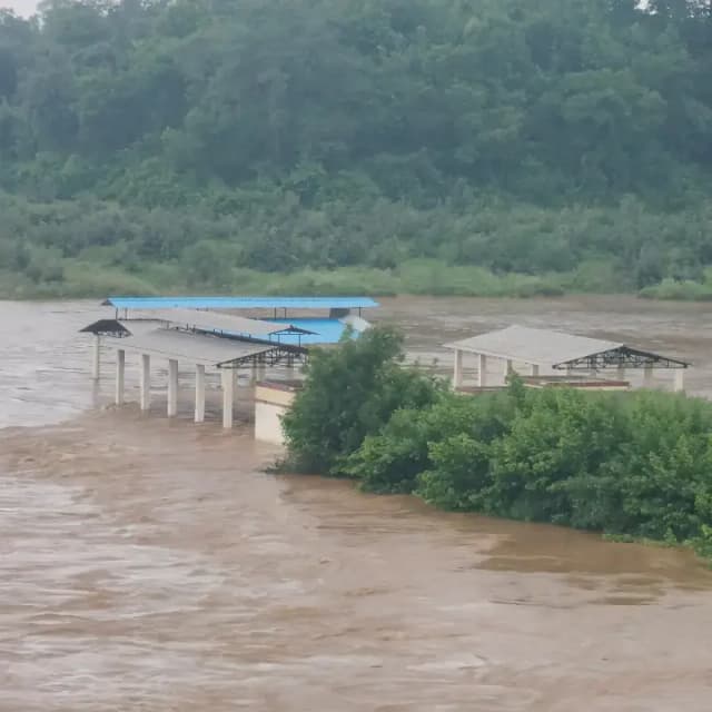 कनहर-ठेमा नदी उफान पर, संगम तट का श्मशान घाट जलमग्न