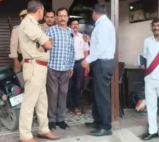 दुद्धी - चीनी दरों के उछाल के बाद प्रशासन की छापेमारी, 700 बोरी चीनी के कागजात तलब
