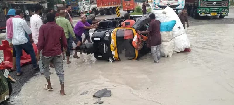 बाडी खन्ना कैंप के सामने स्टेट हाईवे पर ढाई फीट गड्ढा, हादसों को दे रहा दावत आटो पलटा।

