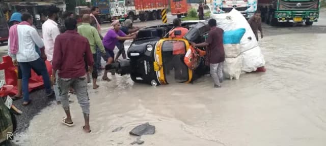 बाडी खन्ना कैंप के सामने स्टेट हाईवे पर ढाई फीट गड्ढा, हादसों को दे रहा दावत आटो पलटा।
