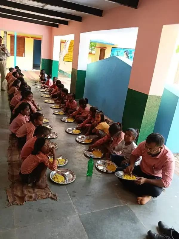 विद्यालयों के निरीक्षण में अधिकारियों ने परखी शिक्षा व मिड-डे मील की गुणवत्ता