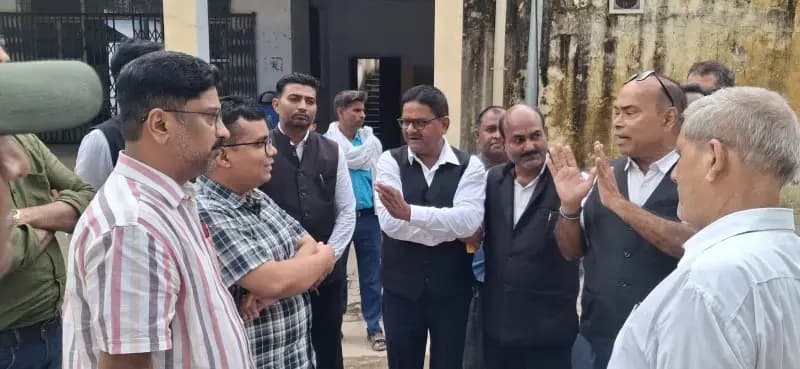 Sonbhadra News : अधिवक्ताओं ने सामुदायिक स्वास्थ्य केंद्र दुद्धी की दुर्व्यवस्था पर जताई नाराजगी,अधीक्षक ने सुधार का दिया भरोसा.