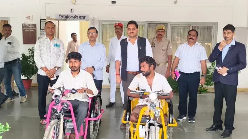 डीएम चर्चित गौड़ ने सीएसआर फंड से दो दिव्यांगजनों को सौंपी मोटराइज्ड ट्राई साइकिल, छात्रा को भी मिली साइकिल