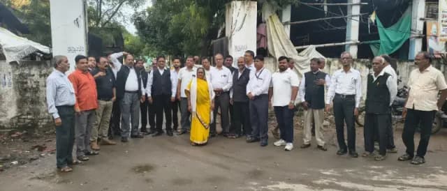 दुद्धी को जिला बनाने की मांग को लेकर,अधिवक्ताओं व संघर्ष समिति का प्रदर्शन