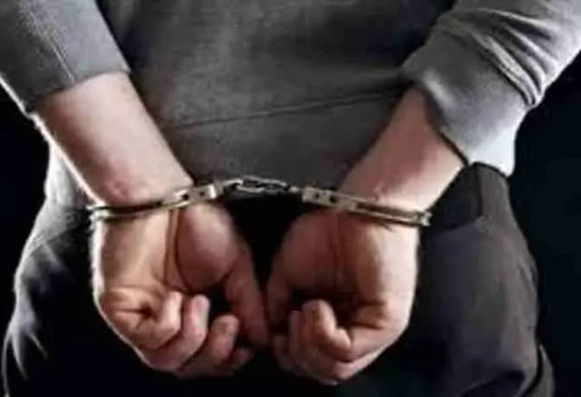 घोरावल में गुजरात पुलिस की कार्रवाई, अवैध खनन का आरोपित गिरफ्तार
