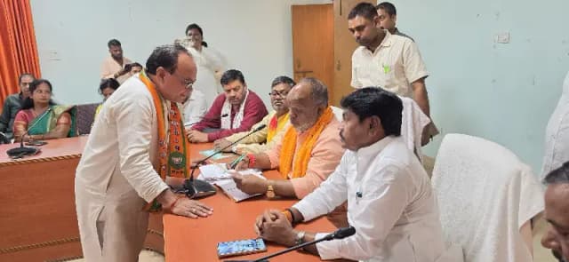 प्रभारी मंत्री से मिले दुद्धी चेयरमैन, नगर विकास के लिए सौंपा मांगपत्र
