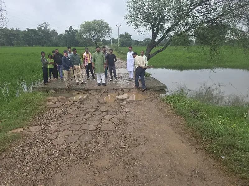 जर्जर पुलिया के स्थान पर नई पुलिया का तत्काल होगा निर्माण-गजेंद्र प्रताप सिंह ब्लाक प्रमुख राजगढ़