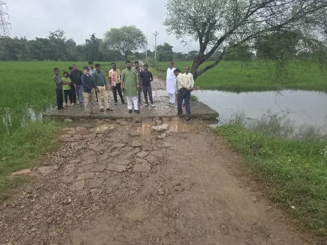 जर्जर पुलिया के स्थान पर नई पुलिया का तत्काल होगा निर्माण-गजेंद्र प्रताप सिंह ब्लाक प्रमुख राजगढ़