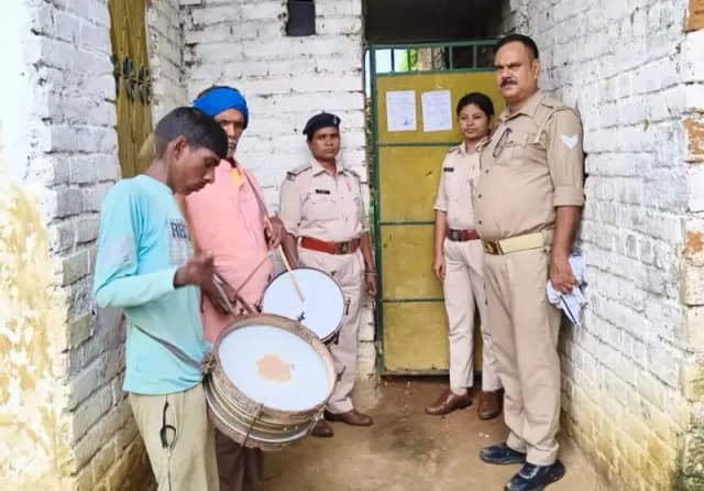 Sonbhadra crime: दहेज प्रताड़ना मामले में फरार कमल हसन व नसीमा बीबी के घर चस्पा हुआ इश्तेहार