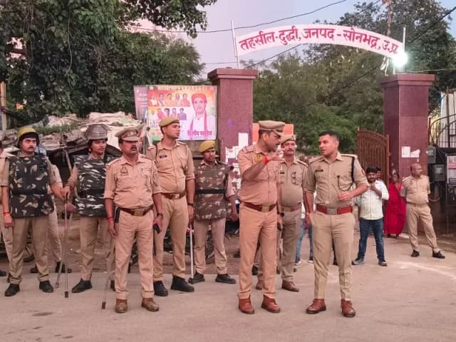 जन्माष्टमी विसर्जन जुलूस को लेकर दुद्धी में पुलिस की कड़ी सुरक्षा व्यवस्था, एएसपी ऑपरेशन ने लिया जायजा