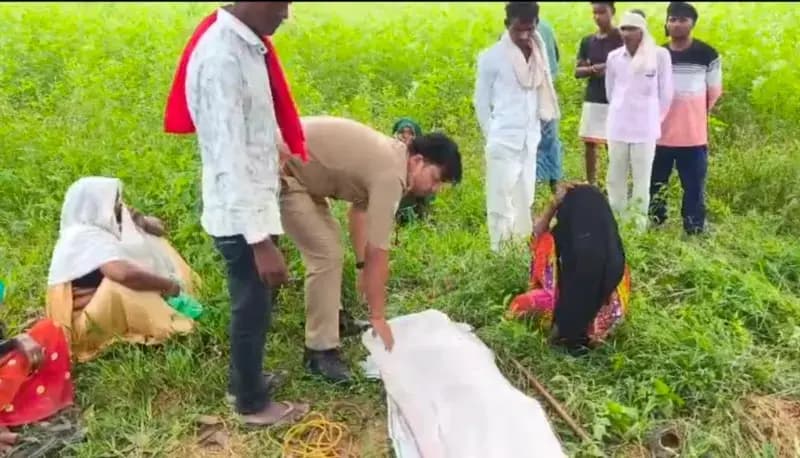 Crime news:पेड़ से लटकता मिला अधेड़ का शव, गांव में मचा हड़कंप