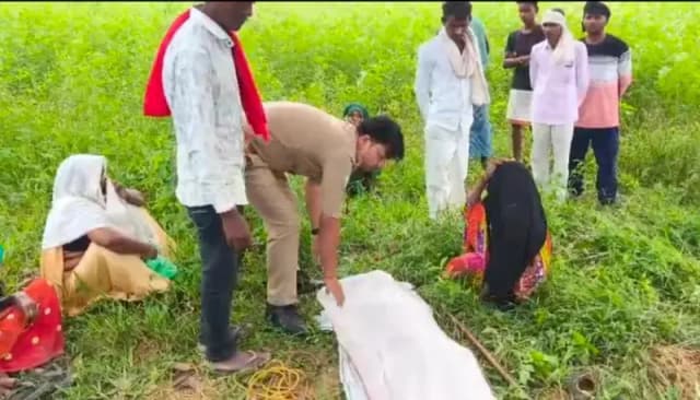 Crime news:पेड़ से लटकता मिला अधेड़ का शव, गांव में मचा हड़कंप