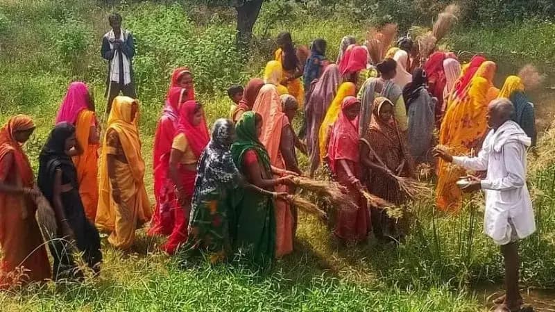 डिहवार बाबा स्थान पर महिलाओं ने निभाई पारंपरिक रस्म, सुख-शांति की कामना