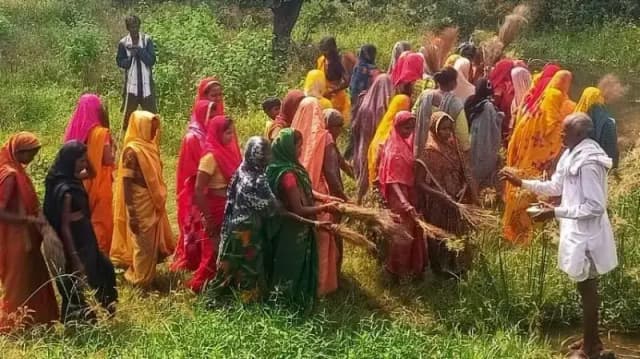 डिहवार बाबा स्थान पर महिलाओं ने निभाई पारंपरिक रस्म, सुख-शांति की कामना